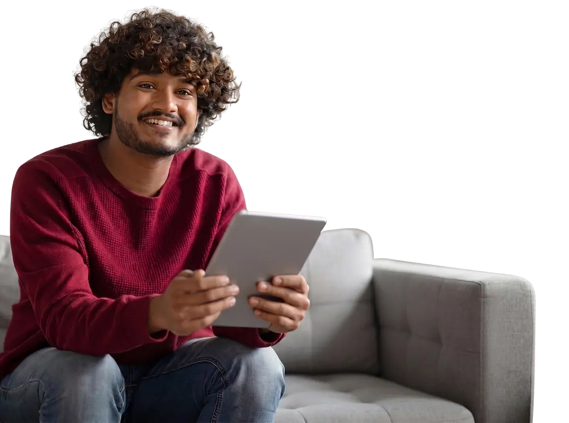 Pessoa segurando um tablet no sofa